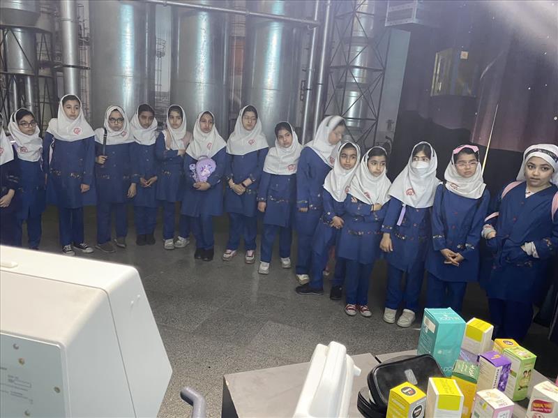 بازدید دانش‌آموزان مدرسه دخترانه حضرت زینب(س) از سرزمین علم و فناوری نوجوانان