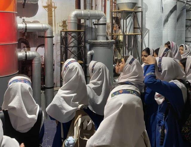 بازدید دانش‌آموزان مدرسه دخترانه حضرت زینب(س) از سرزمین علم و فناوری نوجوانان