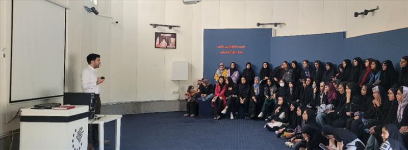 بازدید  دانش‌آموزان هنرستان استان خراسان رضوی از سرزمین علم و فناوری نوجوانان